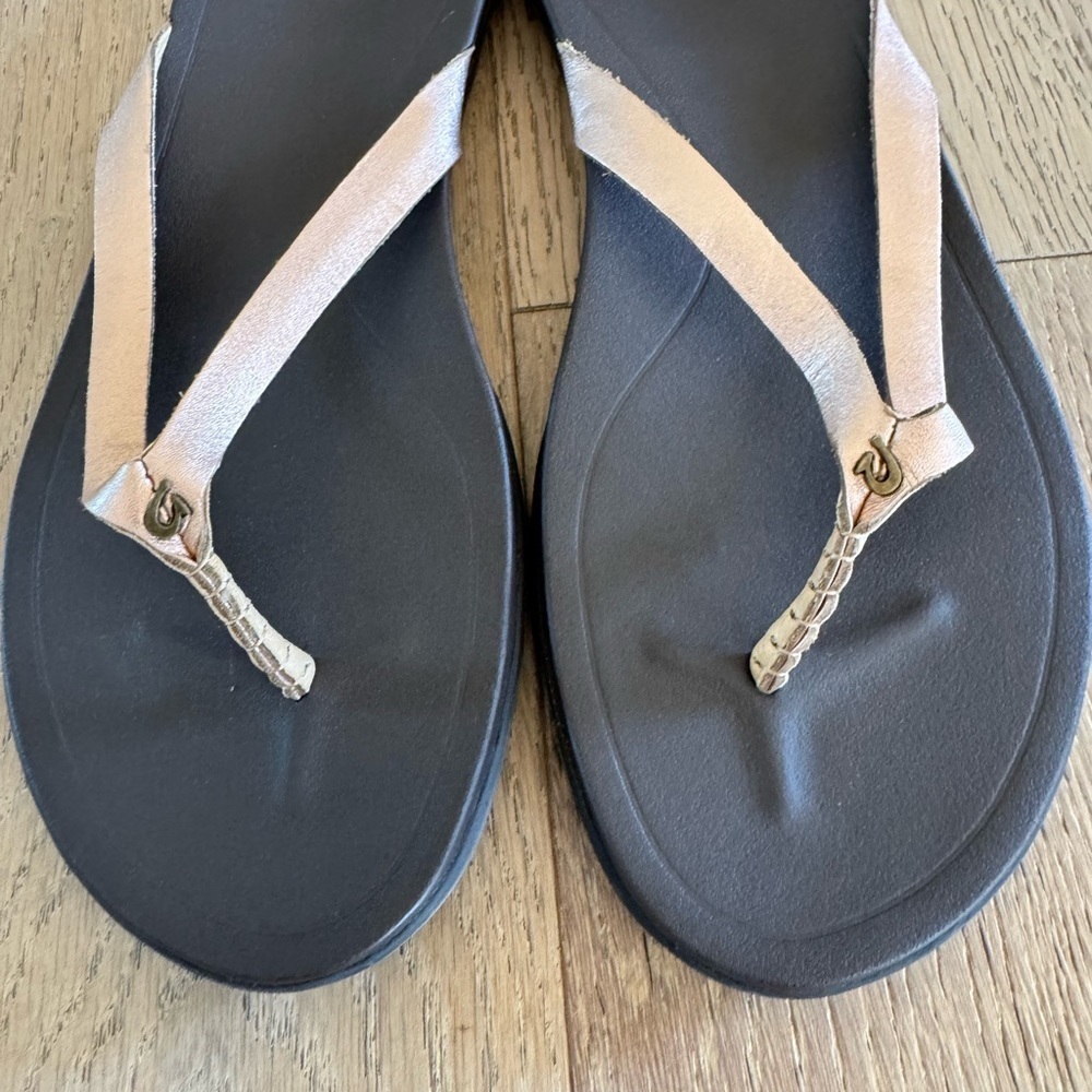 Olukai Ho'opio Leather Thong Sandals Metallic Gold Size 10 - Picture 2 of 5